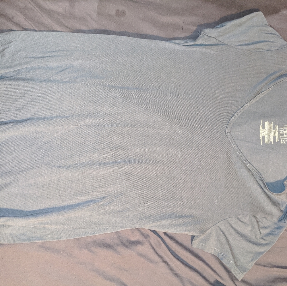 V-neck t-shirt